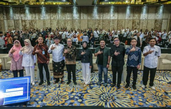 Direktur Informasi Publik Ditjen Komunikasi Publik dan Media (KPM) Kementerian Komunikasi dan Digital (Kemkomdigi), Nursodik Gunarjo (tengah berbatik), mengatakan pentingnya membangun sistem komunikasi publik yang kredibel, bermakna, dan membangkitkan partisipasi masyarakat. Hal itu ia sampaikan usai membuka secara resmi rangkaian kegiatan IGID Menyapa, Forum Media Monitoring (FoMo), dan Bimbingan Teknis Standardisasi Konten Pemerintah di Bali Sunset Road Convention Center, Rabu (29/10/2025). (Foto: Agus Siswanto/IGID/Infopublik.id)