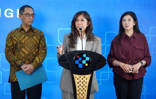 Menteri Komunikasi dan Digital (Menkomdigi) Meutya Hafid didampingi Dirjen Pengawasan Ruang Digital, Alexander Sabar dan Dirjen Komunikasi Publik dan Media, Fifi Aleyda Yahya saat konferensi pers di Kantor Kemkomdigi, Jakarta Pusat, Kamis (9/4/2026). (Foto: Amiriyandi InfoPublik)