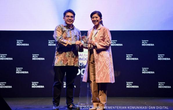 Menteri Komunikasi dan Digital Meutya Hafid saat memberikan sambutan pada acara “AI for Indonesia 2025 by Kumparan” di Ballroom Djakarta Theater, Jakarta, Kamis (23/10/2025) mengatakan Indonesia termasuk salah satu negara paling optimistis di dunia dalam menghadapi perkembangan AI. Foto: Indra/Kemkomdigi