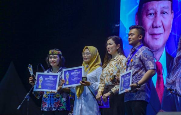 KIM Bintang Jaya Itah dari Provinsi Kalimantan Tengah berhasil meraih predikat juara umum KIMFest 2025. Pengumuman tersebut dilakukan pada Malam Anugerah KIMFest 2025 di Alun-alun Kota Tangerang, Banten, Sabtu (15/11/2025) sekaligus puncak acara yang mengangkat tema “Sinergi Informasi, Aksi untuk Negeri”. Para pemenang berfoto bersama Dirjen Komunikasi Publik dan Media (KPM) Kemkomdigi, Fifi Aleyda Yahya. Foto: KPM/InfoPublik/Agus Siswanto.
