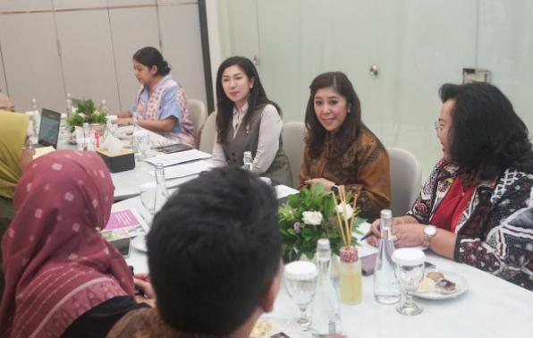 Menkomdigi Meutya Hafid didampingi oleh Dirjen Komunikasi Publik dan Media Fifi Aleyda Yahya serta Staf Ahli Menteri Bidang Komunikasi dan Media Massa Molly Prabawaty saat menerima audiensi Komnas Perempuan di Widya Chandra, Jakarta Selatan, Rabu (15/04/2026). Foto: Ardi Widiyansah/Komdigi