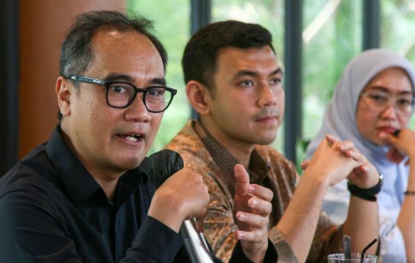 Direktur Pengendalian Ekosistem Digital Kemkomdigi, Dany Suwardany, (kiri berkemeja hitam) mengatakan pihaknya mencatat implementasi registrasi biometrik terus menunjukkan perkembangan positif. Hingga 5 Juli 2026, rata-rata registrasi pelanggan baru menggunakan verifikasi biometrik telah mencapai sekitar 201 ribu transaksi per hari. Secara kumulatif, sejak Januari hingga 5 Juli 2026, sekitar 4,9 juta pelanggan baru telah melakukan registrasi nomor seluler menggunakan mekanisme tersebut. Hal itu disampaikannya dalam Diskusi Redaksi (DIKSI) bersama media nasional di Jakarta, Selasa (7/7/2026). Foto: Bismo Agung Indonesia.go.id/InfoPublik
