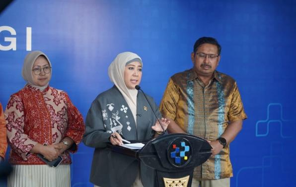 Menteri Komunikasi dan Digital Meutya Hafid dalam Konferensi Pers Hasil Seleksi Pengguna Pita Frekuensi Radio 700 MHz dan 2,6 GHz di Jakarta, Rabu (21/7/2026) mengatakan kehadiran konektivitas tersebut akan membuka akses masyarakat terhadap pendidikan, layanan kesehatan, pemerintahan digital, dan peluang ekonomi yang sebelumnya sulit dijangkau. Foto: Ditjen KPM Kemkomdigi