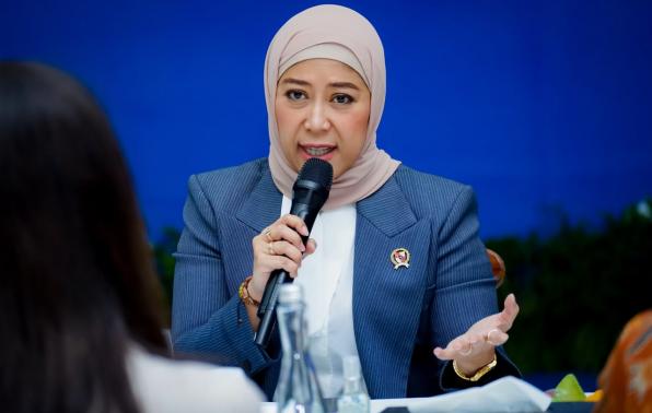 Menteri Komunikasi dan Digital (Menkomdigi) Meutya Hafid mengimbau masyarakat untuk tetap tenang dan meningkatkan kewaspadaan menyusul aktivitas erupsi Gunung Anak Krakatau di Selat Sunda