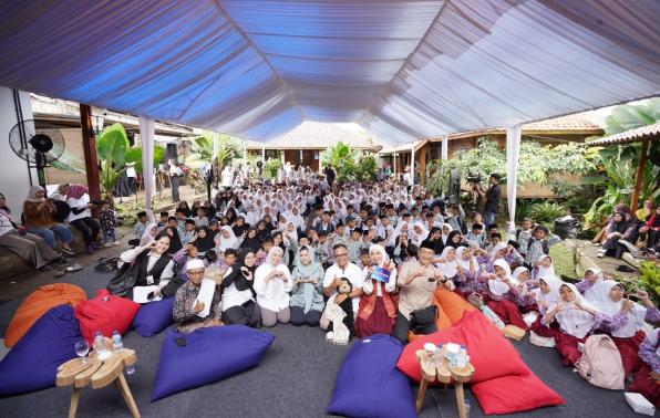 Direktur Jenderal Komunikasi Publik dan Media (KPM) Kemkomdigi, Fifi Aleyda Yahya, berkerudung hijau, berada di tengah 200 siswa SD, SMP, dan MTs beserta orang tua pada kegiatan Forum Sosialisasi Sahabat Tunas: Sesi Anak Hebat Belajar Aturan PP Tunas di Sukabumi, Jawa Barat, Selasa (28/10/2025).