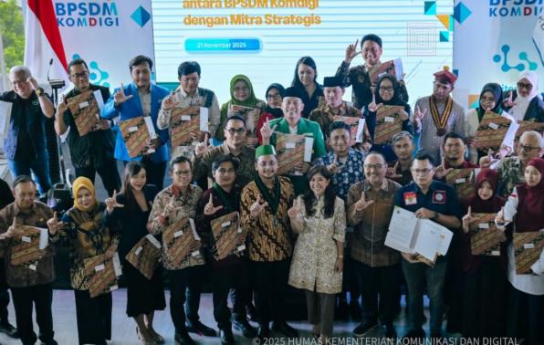 Menteri Komunikasi dan Digital Meutya Hafid dalam sambutannya pada acara penandatanganan MoU antara BPSDM Komdigi dengan 35 Mitra Strategis di Jakarta, Jumat (21/11/2025) mengatakan melalui kerja sama ini, merupakan kebutuhan mendesak mengingat tantangan literasi digital yang semakin kompleks di era perkembangan teknologi yang sangat cepat. Foto: Humas Kemkomdigi