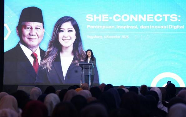 Kementerian Komunikasi dan Digital (Kemkomdigi) tak henti memperluas jangkauan program literasi digital bagi perempuan. Hal itu disampaikan Direktur Jenderal Komunikasi Publik dan Media (Dirjen KPM) Kemkomdigi, Fifi Aleyda Yahya, dalam sambutannya pada forum She-Connects 2025 Seri Yogyakarta, Kamis (6/11/2025). (Foto: Amiriyandi/Ditjen KPM Kemkomdigi)