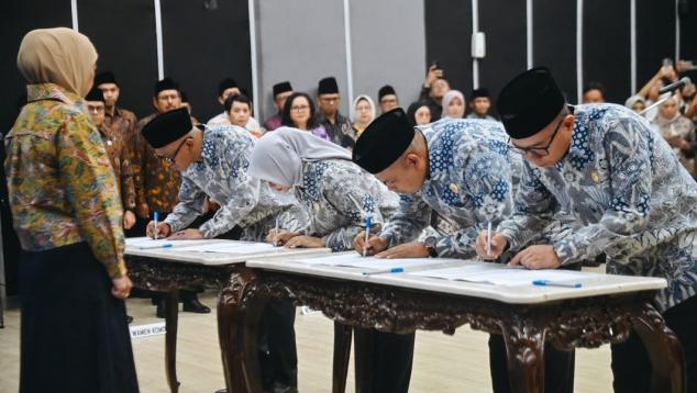 Menteri Komunikasi dan Digital Meutya Hafid saat mengambil sumpah jabatan dan mengukuhkan tujuh anggota Komisi Informasi Pusat (KIP) Periode 2026–2030 di Kantor Kementerian Komdigi, Jakarta Pusat, Senin (3/8/2026) mengatakan meminta Komisi Informasi Pusat memperkuat perannya dalam menjaga keterbukaan informasi sebagai salah satu pilar demokrasi. Foto: Humas Kemkomdigi